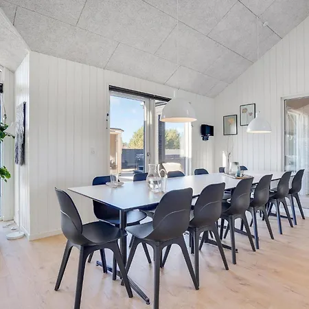 בית נופש Lovely In With Sauna *